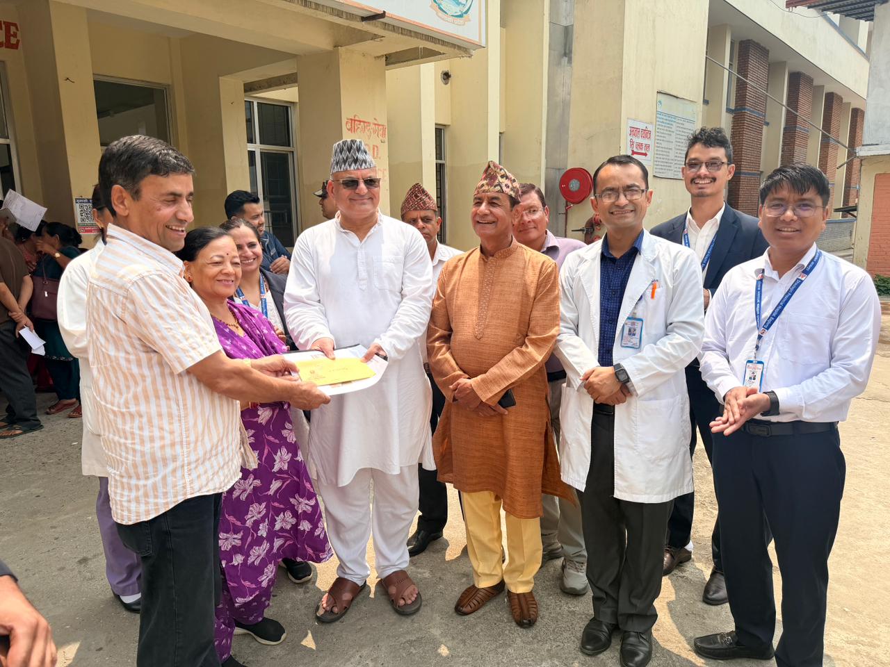 माननीय मुख्यमन्त्री सुरेन्द्रराज पाण्डेले अस्पतालको अवलोकन गर्नु भएको छ।